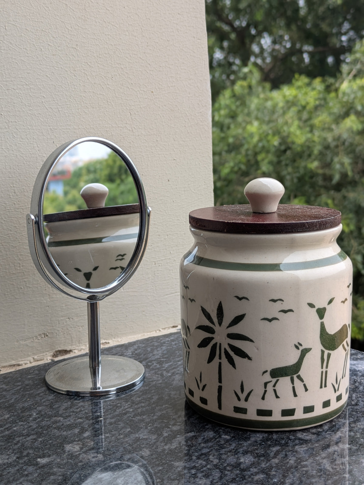Whimsical Deer & Leaf Pattern Ceramic Air-tight Jar